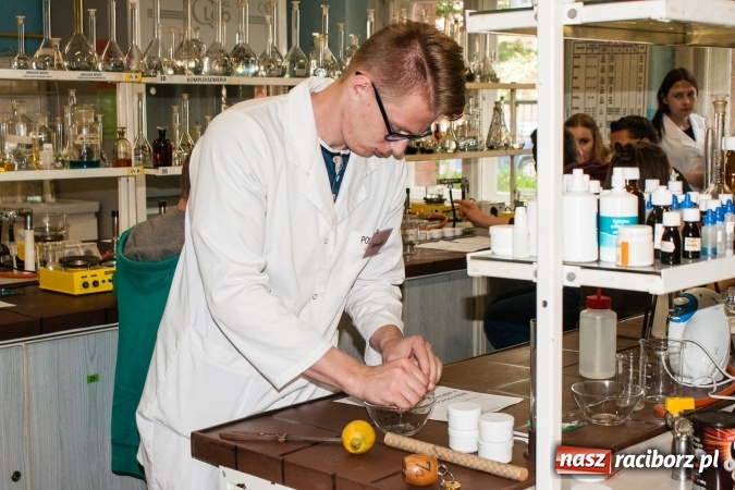 Zdjęcie w galerii na portalu naszraciborz.pl: Warsztaty chemiczne z udziałem gimnazjalistów w CKZiU nr 1 wiadomości z regionu
