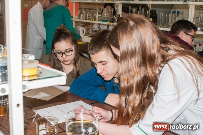 Zdjęcie w galerii na portalu naszraciborz.pl: Warsztaty chemiczne z udziałem gimnazjalistów w CKZiU nr 1 wiadomości z regionu