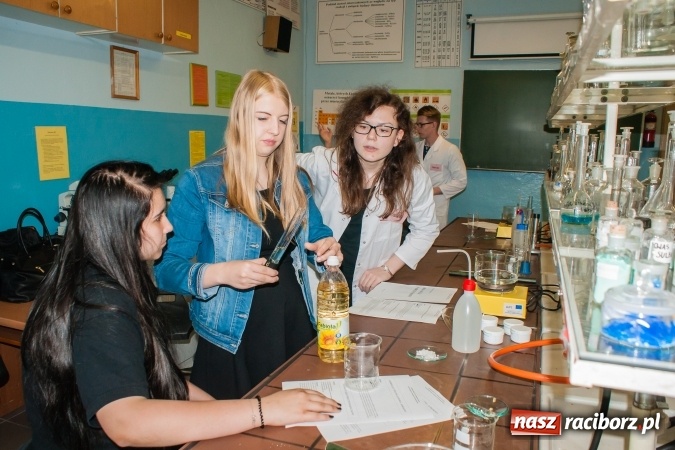 Zdjęcie w galerii na portalu naszraciborz.pl: Warsztaty chemiczne z udziałem gimnazjalistów w CKZiU nr 1 wiadomości z regionu