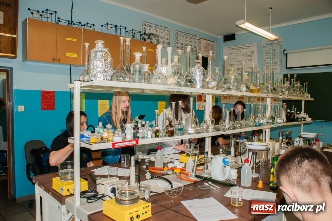 Zdjęcie w galerii na portalu naszraciborz.pl: Warsztaty chemiczne z udziałem gimnazjalistów w CKZiU nr 1 wiadomości z regionu