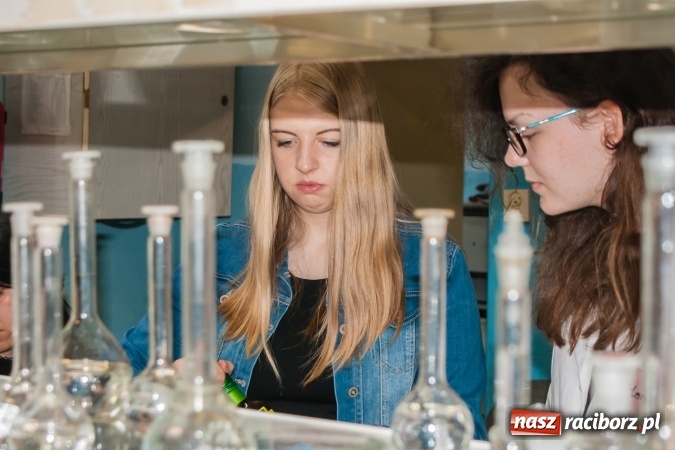 Zdjęcie w galerii na portalu naszraciborz.pl: Warsztaty chemiczne z udziałem gimnazjalistów w CKZiU nr 1 wiadomości z regionu