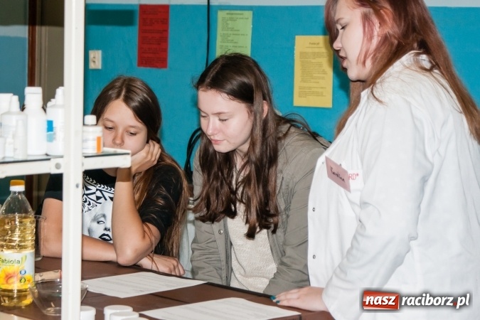 Zdjęcie w galerii na portalu naszraciborz.pl: Warsztaty chemiczne z udziałem gimnazjalistów w CKZiU nr 1 wiadomości z regionu