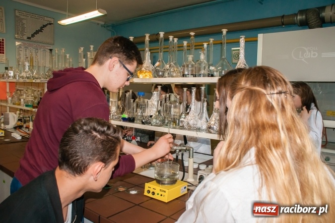 Zdjęcie w galerii na portalu naszraciborz.pl: Warsztaty chemiczne z udziałem gimnazjalistów w CKZiU nr 1 wiadomości z regionu