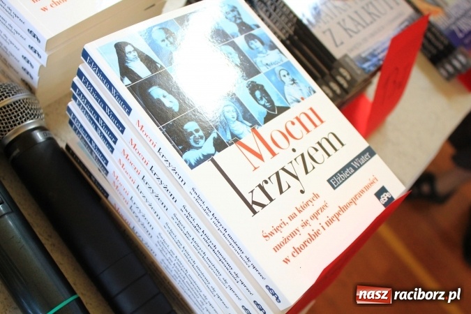 Zdjęcie w galerii na portalu naszraciborz.pl: Święto szkoły i Dzień Matki w gimnazjum w Kornowacu z promocją książki Mocni krzyżem wiadomości z regionu