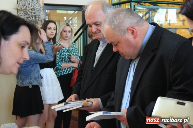 Zdjęcie w galerii na portalu naszraciborz.pl: Święto szkoły i Dzień Matki w gimnazjum w Kornowacu z promocją książki Mocni krzyżem wiadomości z regionu