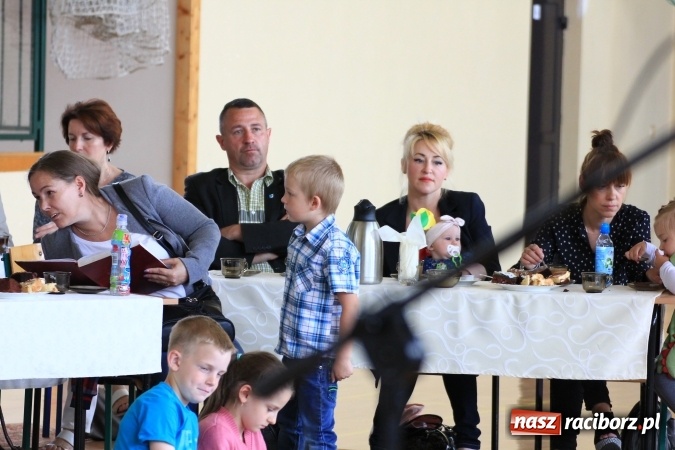 Zdjęcie w galerii na portalu naszraciborz.pl: Święto szkoły i Dzień Matki w gimnazjum w Kornowacu z promocją książki Mocni krzyżem wiadomości z regionu