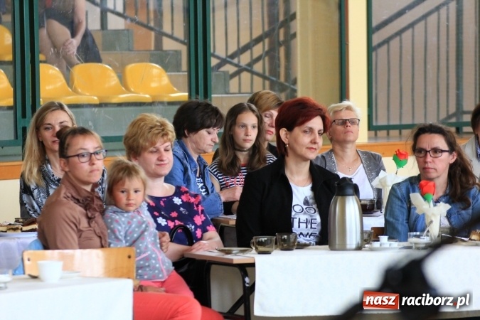 Zdjęcie w galerii na portalu naszraciborz.pl: Święto szkoły i Dzień Matki w gimnazjum w Kornowacu z promocją książki Mocni krzyżem wiadomości z regionu