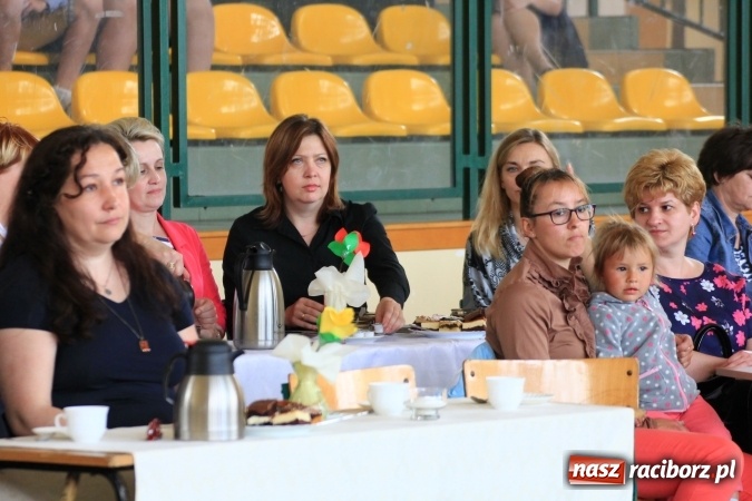 Zdjęcie w galerii na portalu naszraciborz.pl: Święto szkoły i Dzień Matki w gimnazjum w Kornowacu z promocją książki Mocni krzyżem wiadomości z regionu