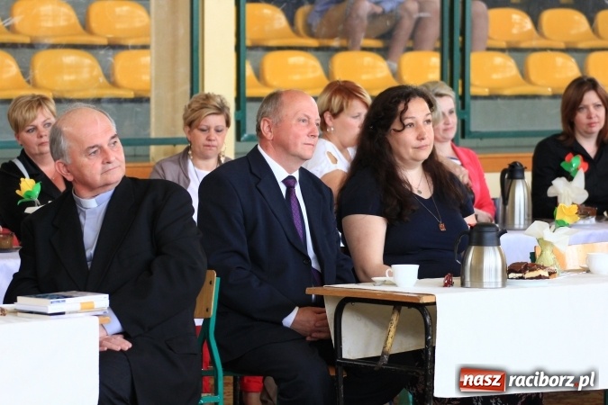 Zdjęcie w galerii na portalu naszraciborz.pl: Święto szkoły i Dzień Matki w gimnazjum w Kornowacu z promocją książki Mocni krzyżem wiadomości z regionu