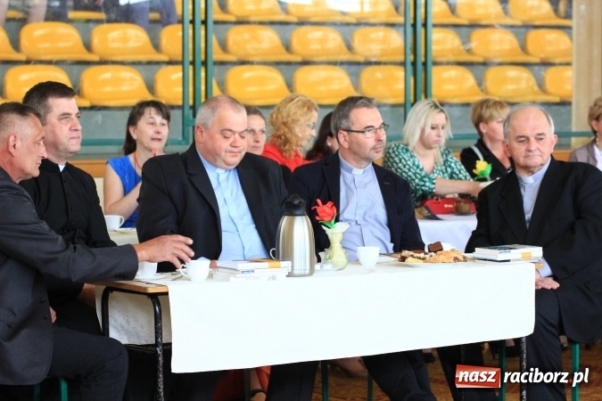 Zdjęcie w galerii na portalu naszraciborz.pl: Święto szkoły i Dzień Matki w gimnazjum w Kornowacu z promocją książki Mocni krzyżem wiadomości z regionu