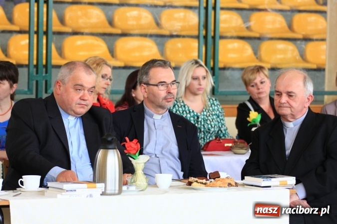 Zdjęcie w galerii na portalu naszraciborz.pl: Święto szkoły i Dzień Matki w gimnazjum w Kornowacu z promocją książki Mocni krzyżem wiadomości z regionu