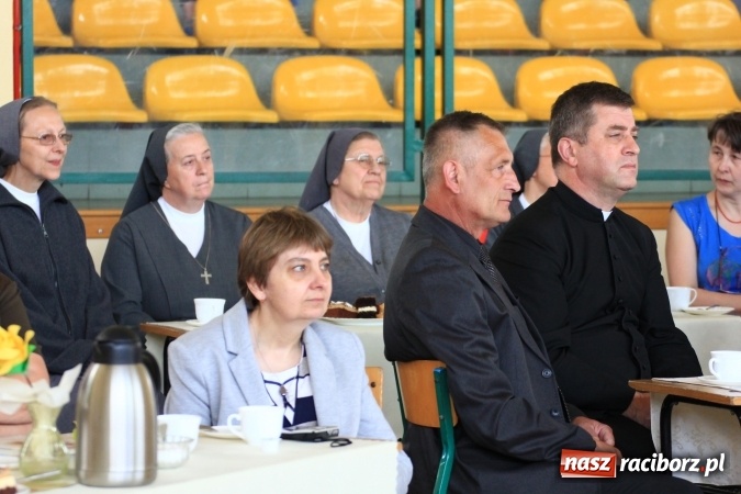 Zdjęcie w galerii na portalu naszraciborz.pl: Święto szkoły i Dzień Matki w gimnazjum w Kornowacu z promocją książki Mocni krzyżem wiadomości z regionu