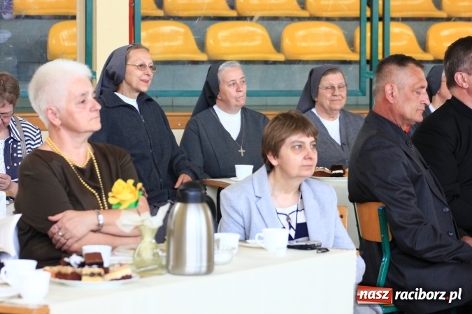 Zdjęcie w galerii na portalu naszraciborz.pl: Święto szkoły i Dzień Matki w gimnazjum w Kornowacu z promocją książki Mocni krzyżem wiadomości z regionu