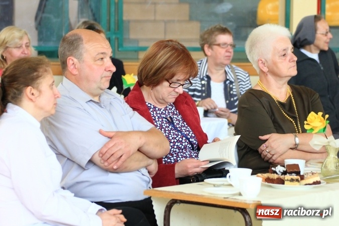 Zdjęcie w galerii na portalu naszraciborz.pl: Święto szkoły i Dzień Matki w gimnazjum w Kornowacu z promocją książki Mocni krzyżem wiadomości z regionu