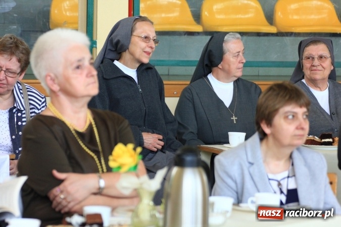 Zdjęcie w galerii na portalu naszraciborz.pl: Święto szkoły i Dzień Matki w gimnazjum w Kornowacu z promocją książki Mocni krzyżem wiadomości z regionu