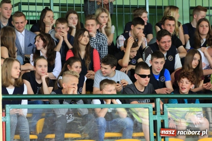 Zdjęcie w galerii na portalu naszraciborz.pl: Święto szkoły i Dzień Matki w gimnazjum w Kornowacu z promocją książki Mocni krzyżem wiadomości z regionu