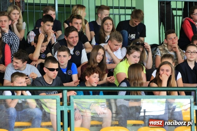 Zdjęcie w galerii na portalu naszraciborz.pl: Święto szkoły i Dzień Matki w gimnazjum w Kornowacu z promocją książki Mocni krzyżem wiadomości z regionu