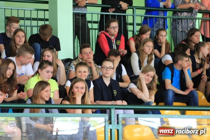 Zdjęcie w galerii na portalu naszraciborz.pl: Święto szkoły i Dzień Matki w gimnazjum w Kornowacu z promocją książki Mocni krzyżem wiadomości z regionu