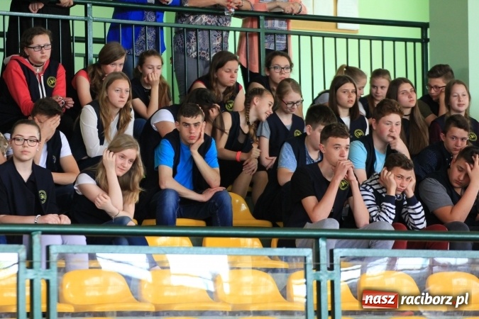 Zdjęcie w galerii na portalu naszraciborz.pl: Święto szkoły i Dzień Matki w gimnazjum w Kornowacu z promocją książki Mocni krzyżem wiadomości z regionu