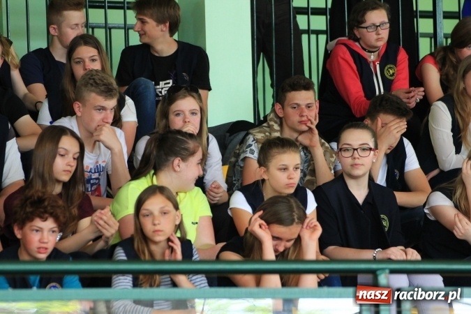 Zdjęcie w galerii na portalu naszraciborz.pl: Święto szkoły i Dzień Matki w gimnazjum w Kornowacu z promocją książki Mocni krzyżem wiadomości z regionu