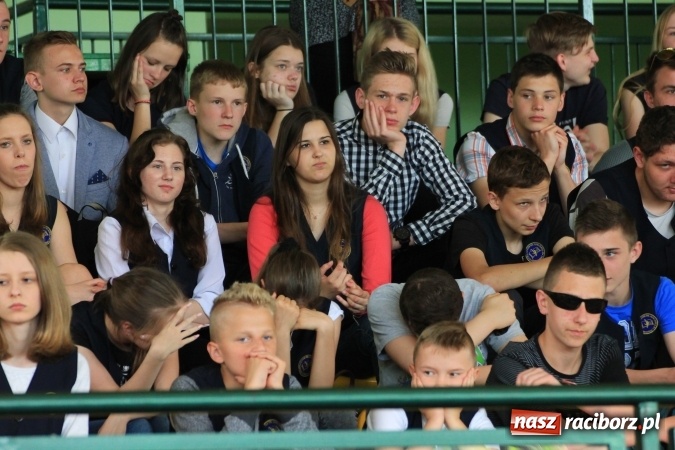 Zdjęcie w galerii na portalu naszraciborz.pl: Święto szkoły i Dzień Matki w gimnazjum w Kornowacu z promocją książki Mocni krzyżem wiadomości z regionu