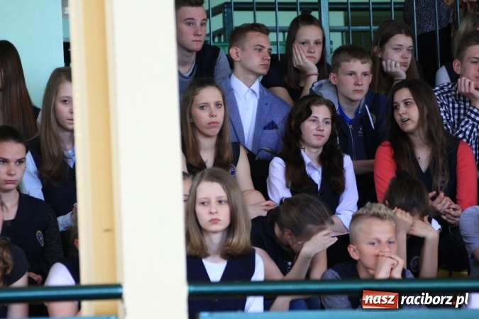 Zdjęcie w galerii na portalu naszraciborz.pl: Święto szkoły i Dzień Matki w gimnazjum w Kornowacu z promocją książki Mocni krzyżem wiadomości z regionu