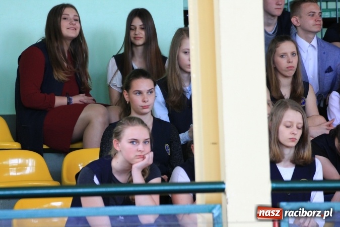 Zdjęcie w galerii na portalu naszraciborz.pl: Święto szkoły i Dzień Matki w gimnazjum w Kornowacu z promocją książki Mocni krzyżem wiadomości z regionu