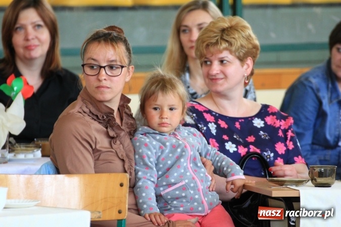 Zdjęcie w galerii na portalu naszraciborz.pl: Święto szkoły i Dzień Matki w gimnazjum w Kornowacu z promocją książki Mocni krzyżem wiadomości z regionu