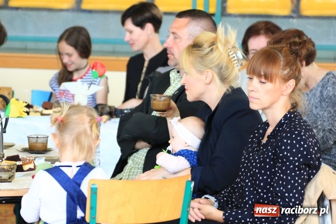 Zdjęcie w galerii na portalu naszraciborz.pl: Święto szkoły i Dzień Matki w gimnazjum w Kornowacu z promocją książki Mocni krzyżem wiadomości z regionu