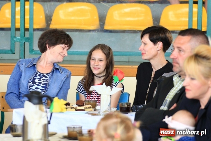 Zdjęcie w galerii na portalu naszraciborz.pl: Święto szkoły i Dzień Matki w gimnazjum w Kornowacu z promocją książki Mocni krzyżem wiadomości z regionu