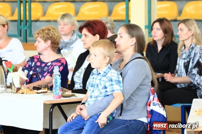 Zdjęcie w galerii na portalu naszraciborz.pl: Święto szkoły i Dzień Matki w gimnazjum w Kornowacu z promocją książki Mocni krzyżem wiadomości z regionu