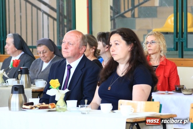 Zdjęcie w galerii na portalu naszraciborz.pl: Święto szkoły i Dzień Matki w gimnazjum w Kornowacu z promocją książki Mocni krzyżem wiadomości z regionu