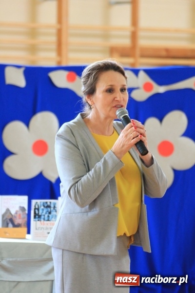 Zdjęcie w galerii na portalu naszraciborz.pl: Święto szkoły i Dzień Matki w gimnazjum w Kornowacu z promocją książki Mocni krzyżem wiadomości z regionu