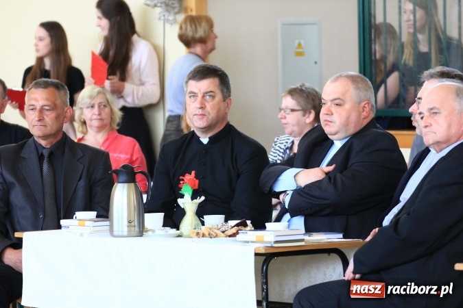 Zdjęcie w galerii na portalu naszraciborz.pl: Święto szkoły i Dzień Matki w gimnazjum w Kornowacu z promocją książki Mocni krzyżem wiadomości z regionu