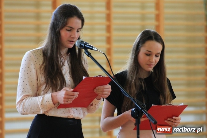 Zdjęcie w galerii na portalu naszraciborz.pl: Święto szkoły i Dzień Matki w gimnazjum w Kornowacu z promocją książki Mocni krzyżem wiadomości z regionu