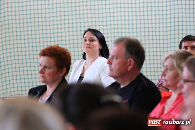 Zdjęcie w galerii na portalu naszraciborz.pl: Święto szkoły i Dzień Matki w gimnazjum w Kornowacu z promocją książki Mocni krzyżem wiadomości z regionu