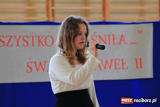 Zdjęcie w galerii na portalu naszraciborz.pl: Święto szkoły i Dzień Matki w gimnazjum w Kornowacu z promocją książki Mocni krzyżem wiadomości z regionu