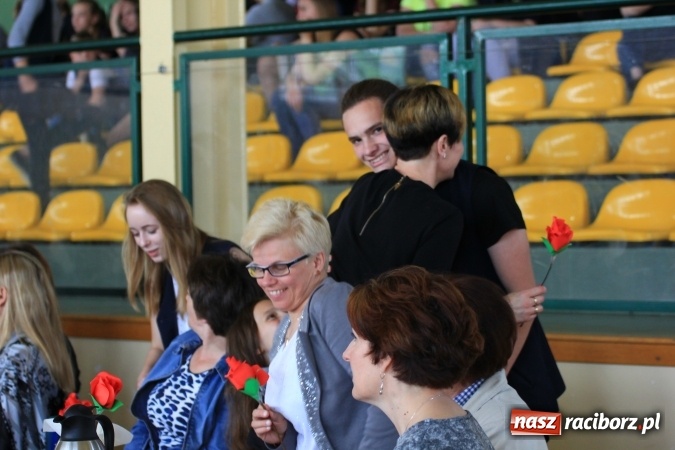 Zdjęcie w galerii na portalu naszraciborz.pl: Święto szkoły i Dzień Matki w gimnazjum w Kornowacu z promocją książki Mocni krzyżem wiadomości z regionu