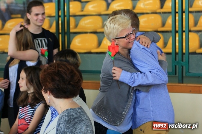 Zdjęcie w galerii na portalu naszraciborz.pl: Święto szkoły i Dzień Matki w gimnazjum w Kornowacu z promocją książki Mocni krzyżem wiadomości z regionu