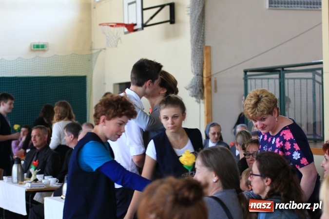 Zdjęcie w galerii na portalu naszraciborz.pl: Święto szkoły i Dzień Matki w gimnazjum w Kornowacu z promocją książki Mocni krzyżem wiadomości z regionu