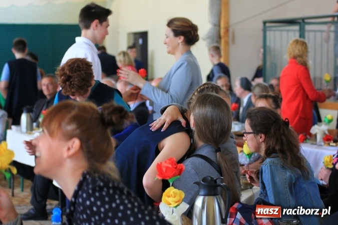 Zdjęcie w galerii na portalu naszraciborz.pl: Święto szkoły i Dzień Matki w gimnazjum w Kornowacu z promocją książki Mocni krzyżem wiadomości z regionu