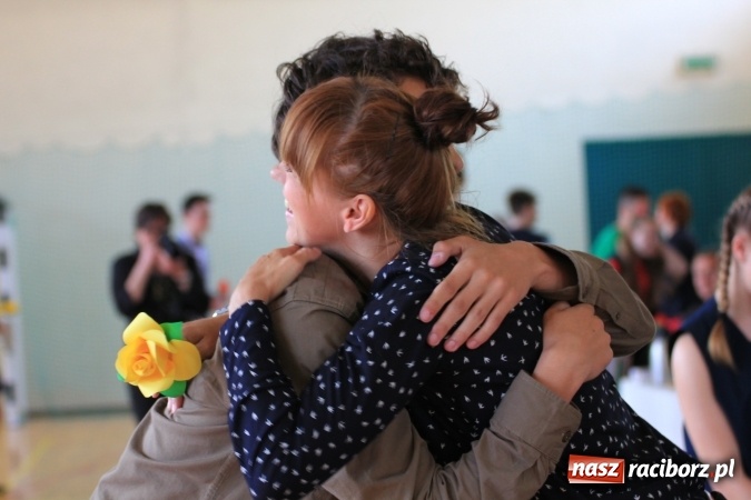 Zdjęcie w galerii na portalu naszraciborz.pl: Święto szkoły i Dzień Matki w gimnazjum w Kornowacu z promocją książki Mocni krzyżem wiadomości z regionu