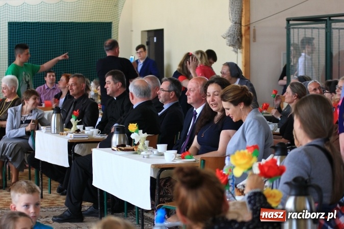 Zdjęcie w galerii na portalu naszraciborz.pl: Święto szkoły i Dzień Matki w gimnazjum w Kornowacu z promocją książki Mocni krzyżem wiadomości z regionu