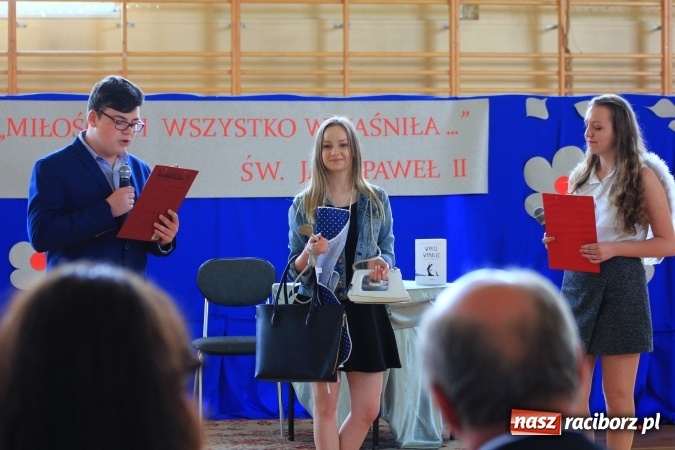 Zdjęcie w galerii na portalu naszraciborz.pl: Święto szkoły i Dzień Matki w gimnazjum w Kornowacu z promocją książki Mocni krzyżem wiadomości z regionu