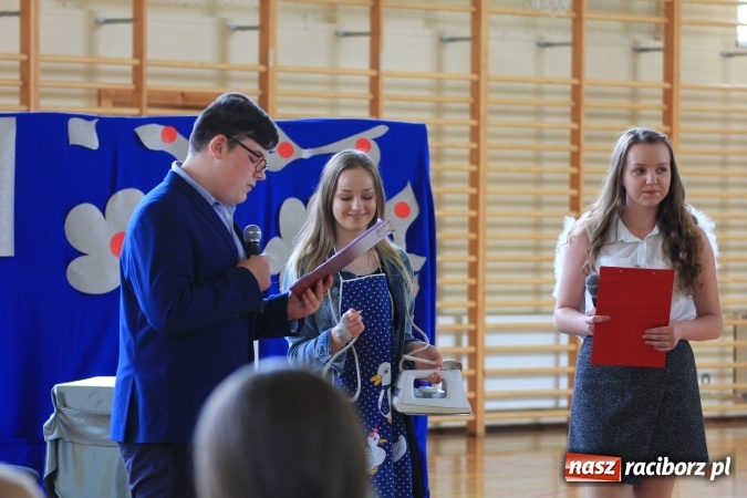 Zdjęcie w galerii na portalu naszraciborz.pl: Święto szkoły i Dzień Matki w gimnazjum w Kornowacu z promocją książki Mocni krzyżem wiadomości z regionu