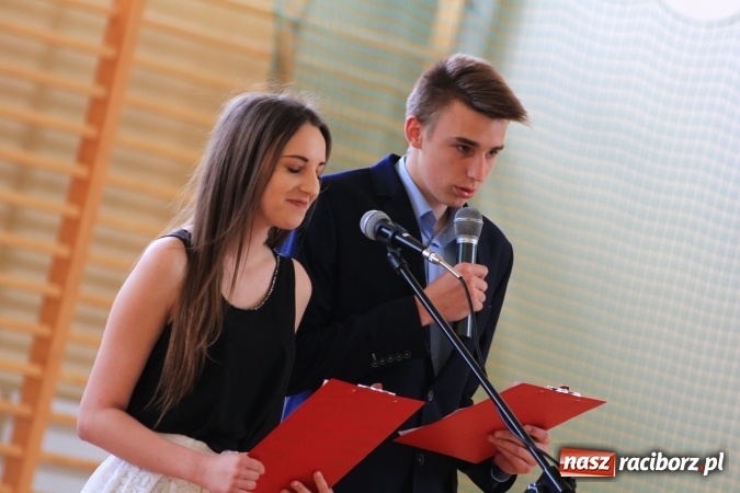 Zdjęcie w galerii na portalu naszraciborz.pl: Święto szkoły i Dzień Matki w gimnazjum w Kornowacu z promocją książki Mocni krzyżem wiadomości z regionu