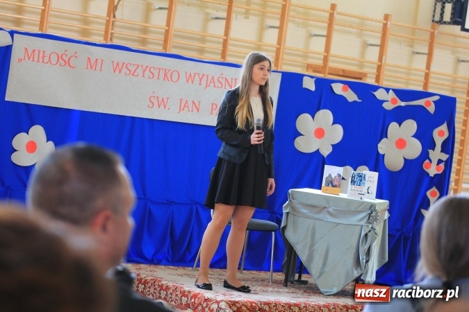 Zdjęcie w galerii na portalu naszraciborz.pl: Święto szkoły i Dzień Matki w gimnazjum w Kornowacu z promocją książki Mocni krzyżem wiadomości z regionu