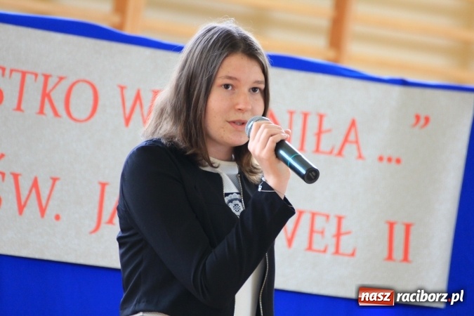 Zdjęcie w galerii na portalu naszraciborz.pl: Święto szkoły i Dzień Matki w gimnazjum w Kornowacu z promocją książki Mocni krzyżem wiadomości z regionu