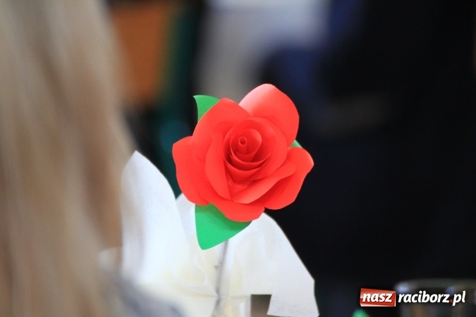 Zdjęcie w galerii na portalu naszraciborz.pl: Święto szkoły i Dzień Matki w gimnazjum w Kornowacu z promocją książki Mocni krzyżem wiadomości z regionu