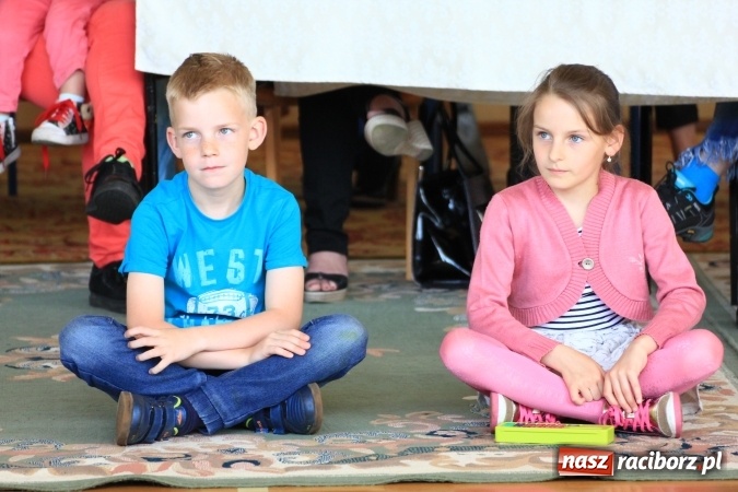 Zdjęcie w galerii na portalu naszraciborz.pl: Święto szkoły i Dzień Matki w gimnazjum w Kornowacu z promocją książki Mocni krzyżem wiadomości z regionu